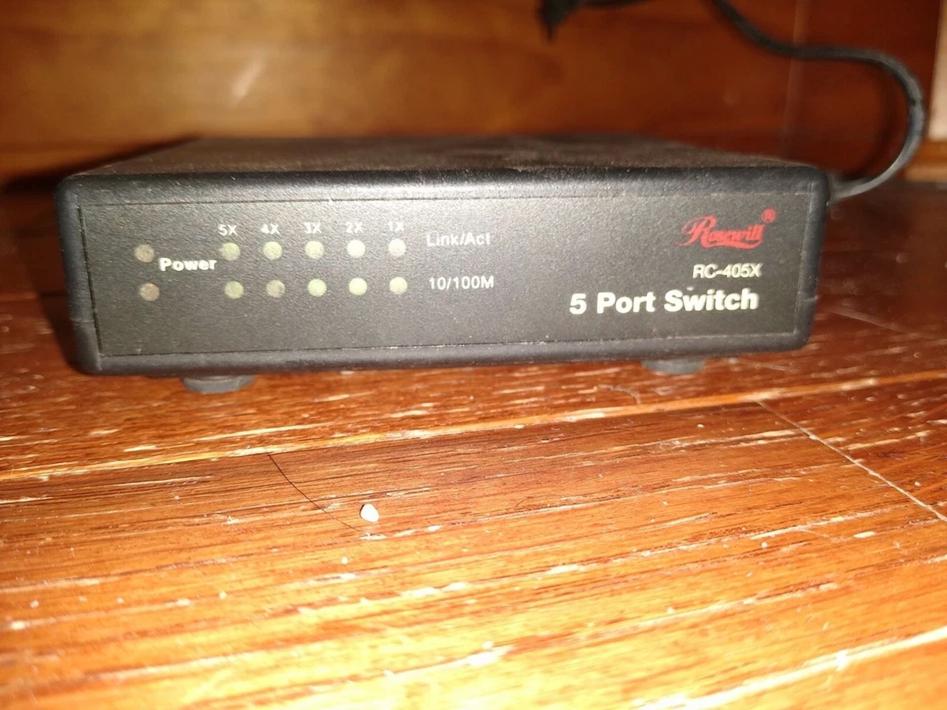 CIRCLE- Rosewill 5 Port 10/100Mbp Network Switch Rc-405X