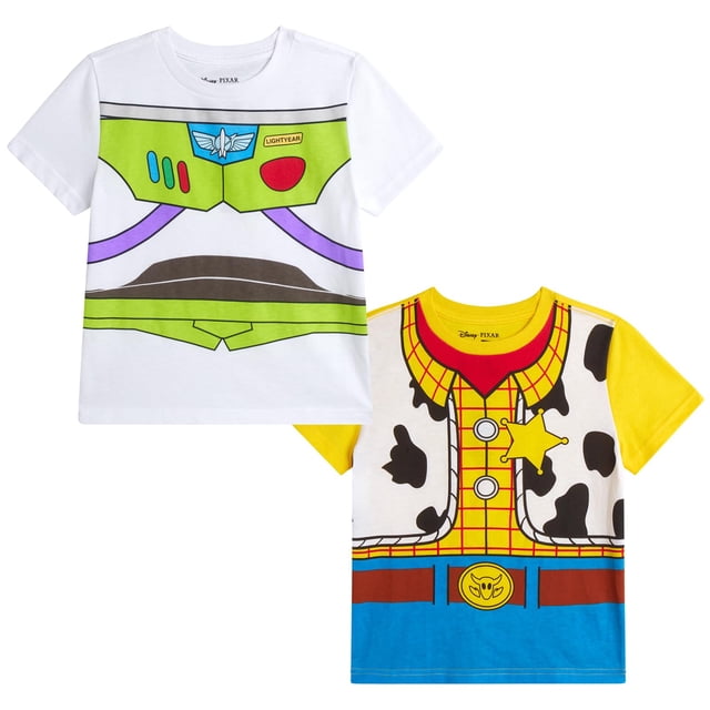 pack de 2 camisas disney toy story boys buzz woody rex de 2 a 7 años Pack de dos playeras infantiles Toy Story: una camiseta blanca con gran gráfico frontal del traje de Buzz Lightyear (bloques verdes y morados, insignia) y una camiseta amarilla con pechera impresa estilo chaleco de Woody, manchas negras y franja azul; vista frontal centrada, cuello redondo y tejido liso visible. También adecuada para disfraces o fiestas temáticas.