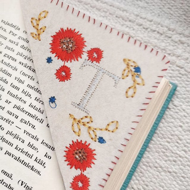 Hml 26 Letters Elegant Personalized Hand Embroidered Corner Bookmark Four Seasons Fun Bookmark Decoration Handmade Custom Letter Bookmark Hand Stitched Corner Bookmark