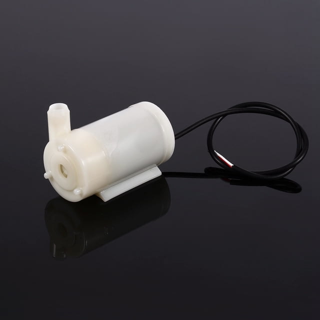 mini bomba de agua sumergible, bomba de acuario de bajo ruido para acuario de pecera con apariencia delicada vista frontal de la bomba cilíndrica blanca de plástico (aprox. 4.5×2.3×3.2 cm) en posición horizontal, salida lateral para tubo, cable negro de alimentación, potencia 3 W y voltaje 3–4.5 V DC, caudal ~100 L/H, diseño compacto ideal para acuarios, fuentes y experimentos.