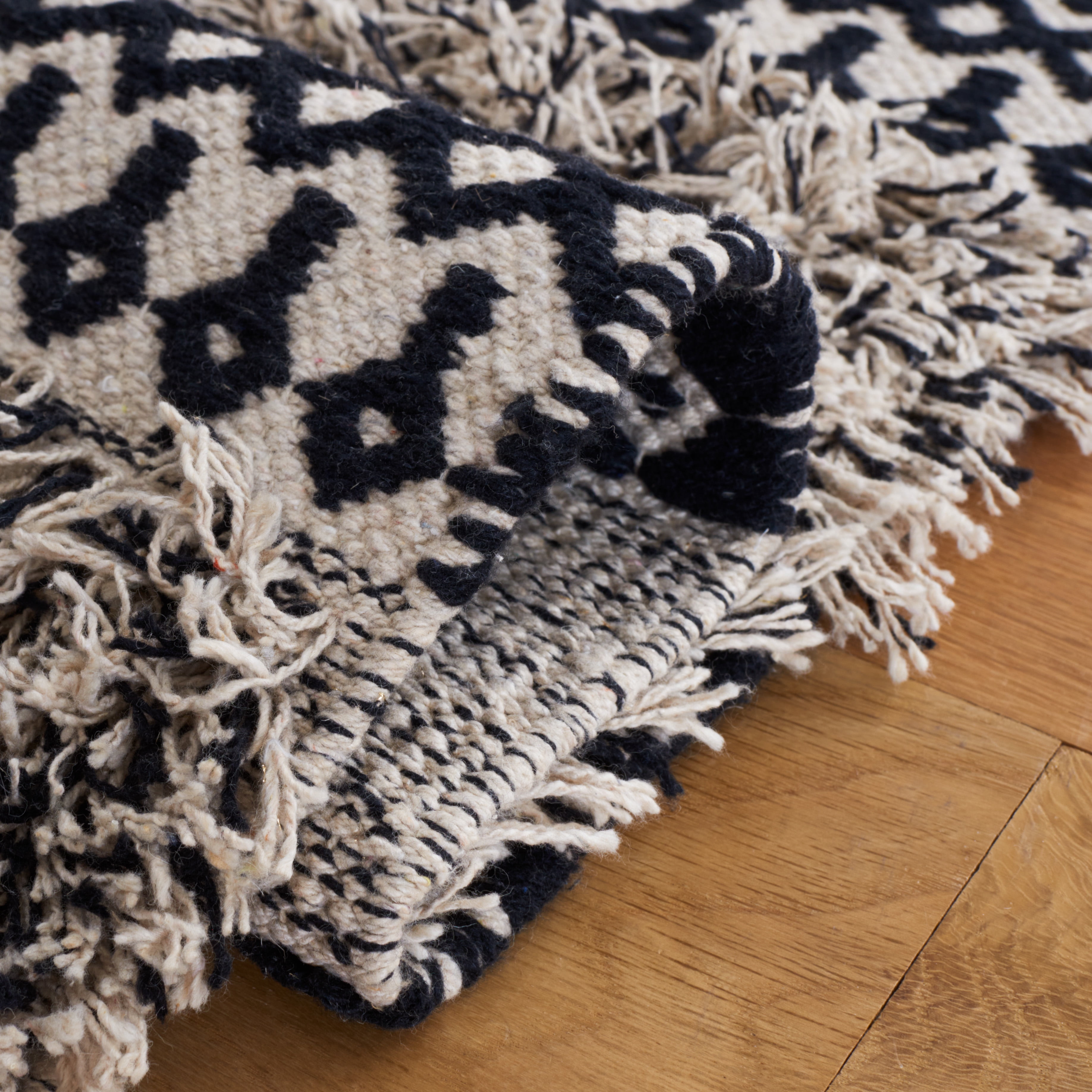 SAFAVIEH Natura Laird Geometric Cotton Area Rug, Black/Ivory, 6' x 6' Round