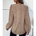 thumbnail image 4 of Blusa de mujer con cuello en V y manga larga con dobladillo suelto y estampado de leopardo con puños elásticos, color caqui M, 4 of 6