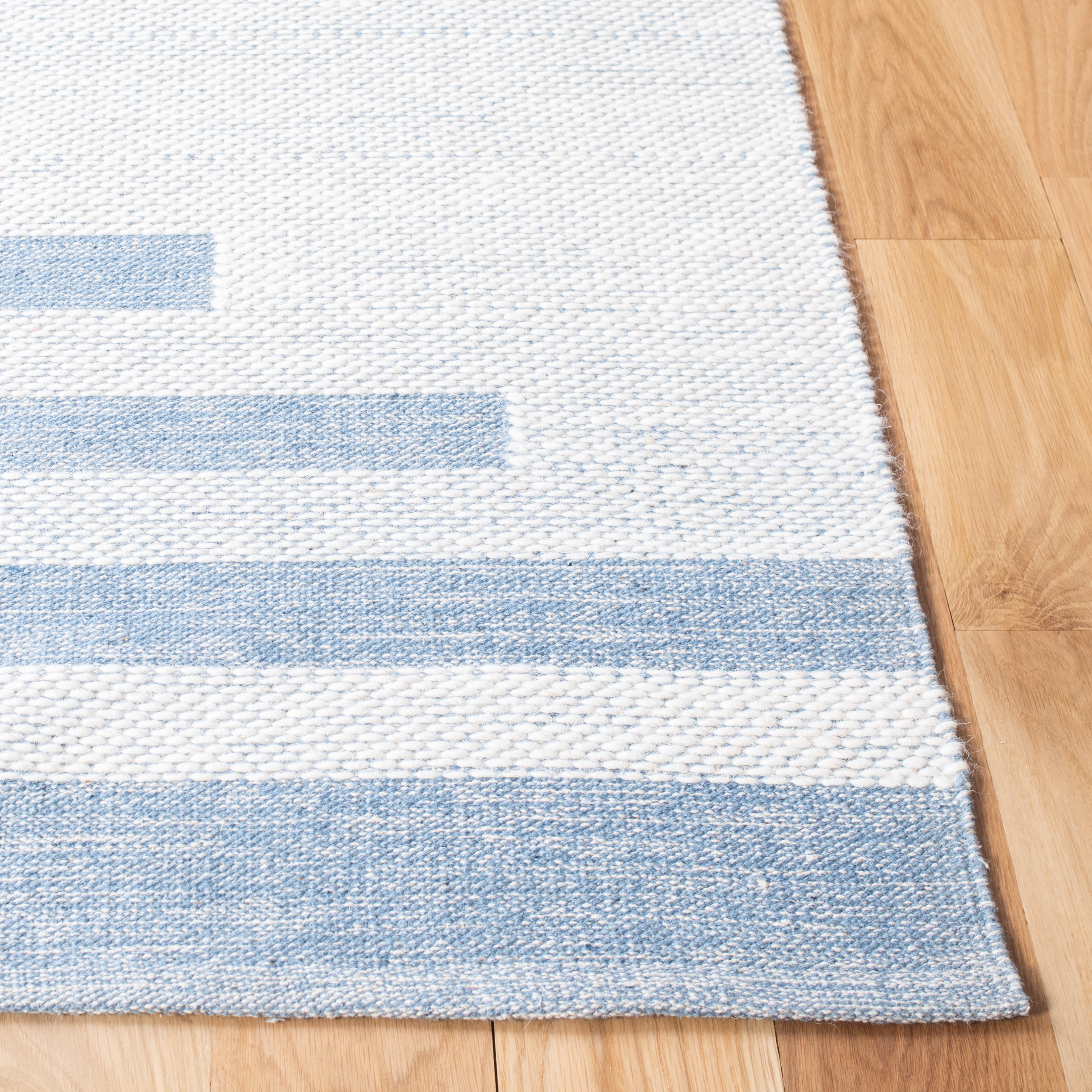 SAFAVIEH Striped Kilim Talia Striped Area Rug, Ivory/Blue, 6' x 9'