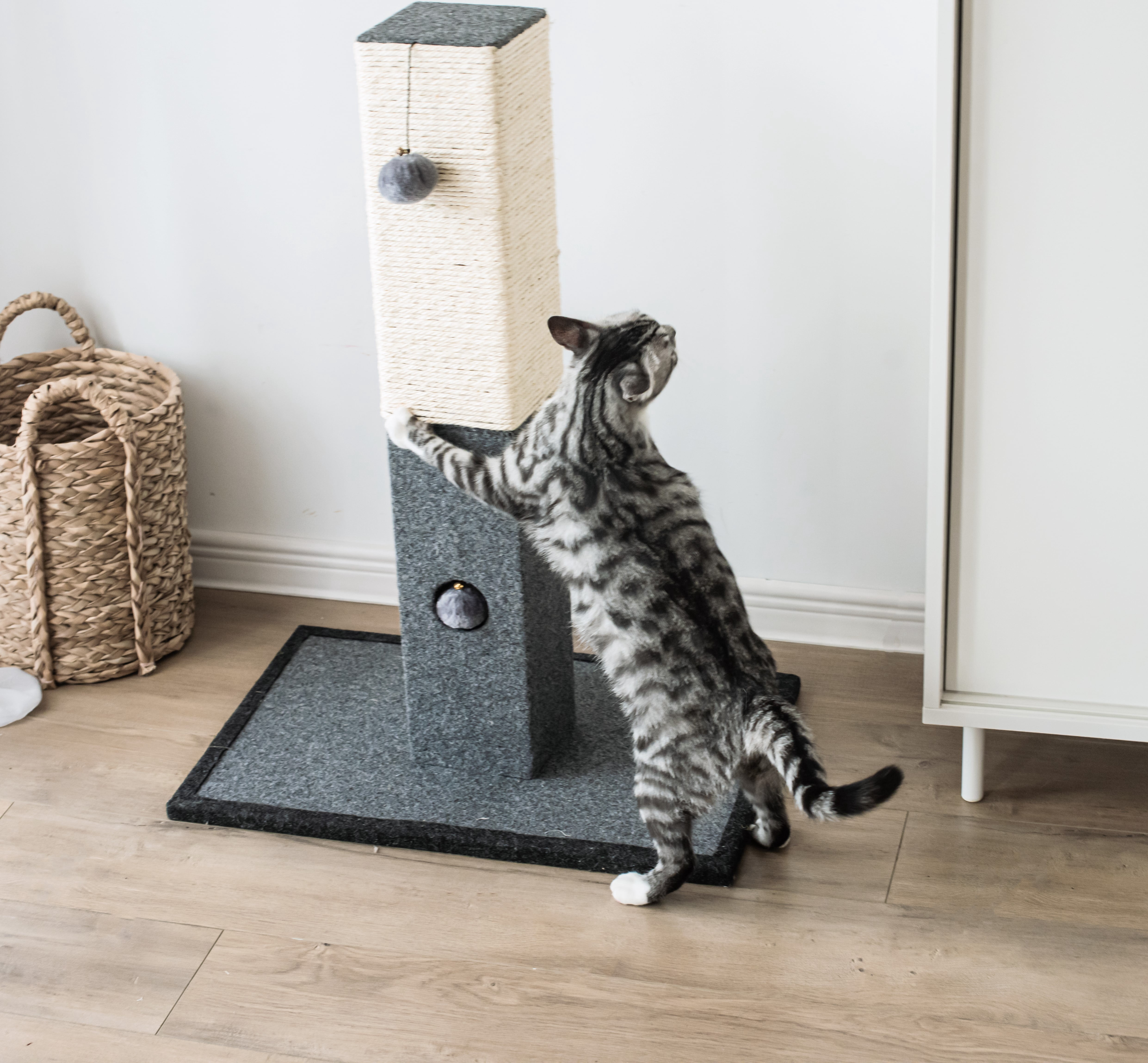 "Catry 32"" Large Gray & White Modern Sisal Scratching Post with Fleece and Rope"