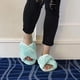 thumbnail image 2 of Pantuflas de piel mullida y esponjosa para mujer, chanclas con punta abierta, cómodas, con espuma viscoelástica, para el hogar, suaves, planas, antideslizantes, para spa, interior y exterior, 2 of 5