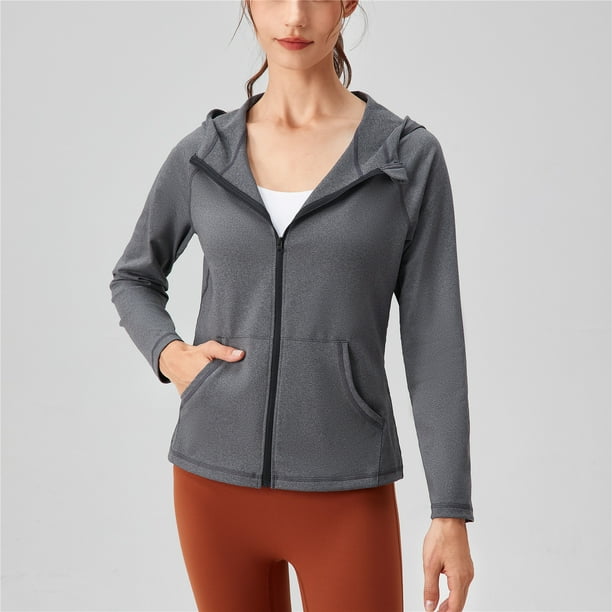 Chaqueta deportiva con capucha para mujer, bolsillos con cremallera completa y corte ajustado.