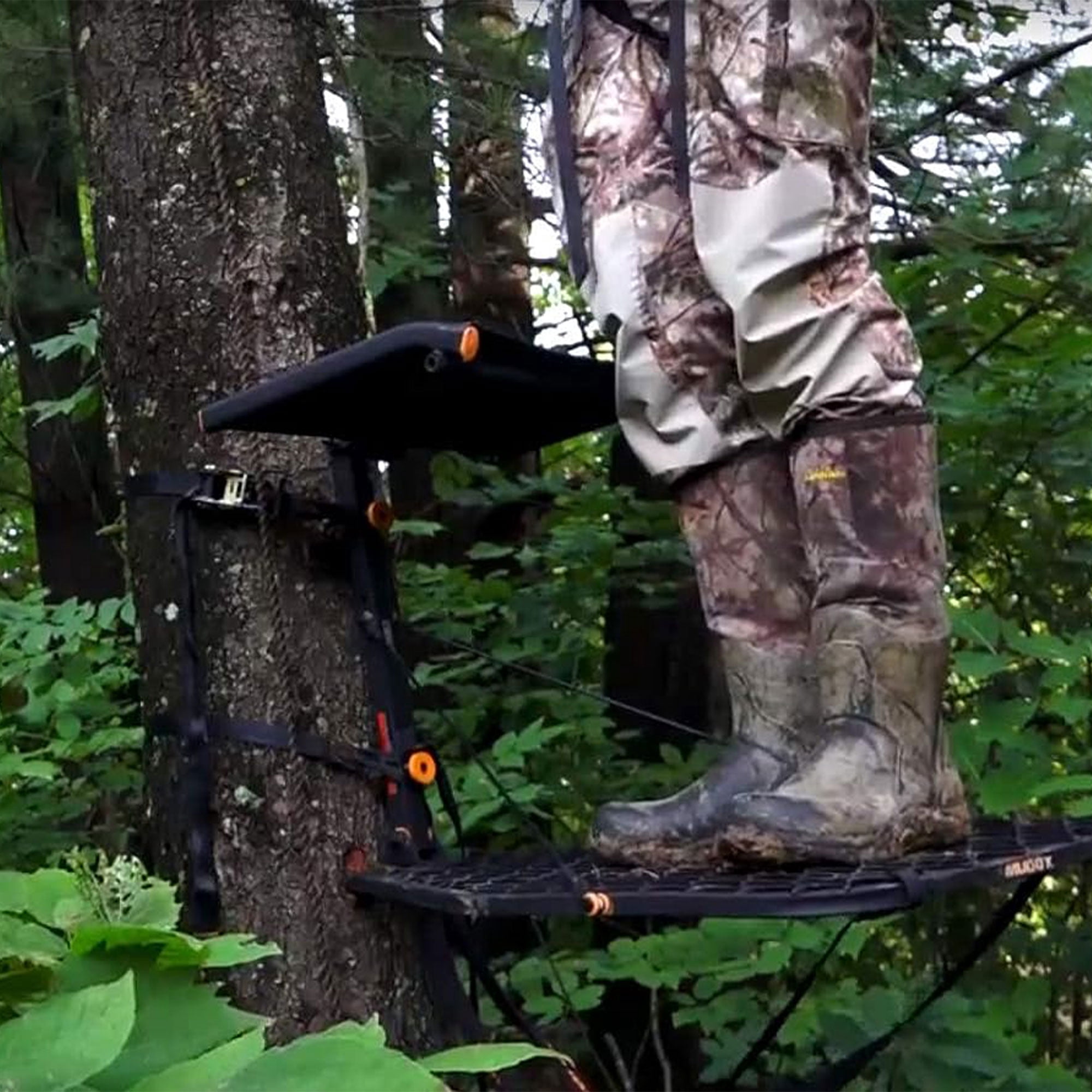 MUDDY Boss Hang-on Stand - Durable Steel Outdoor Hunting Silent Straps Tree Stand with Wide Stance Platform & Flip-Back Flex-Tek Seat, 300 Pound Maximum Capacity