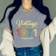 thumbnail image 4 of Camiseta con cuello en V para mujer, ropa Vintage 1971, gráfico clásico, Retro, regalo de cumpleaños, camisetas esenciales de manga corta para mujer 1971, 4 of 4