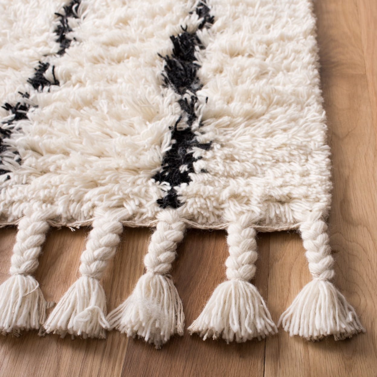 SAFAVIEH Casablanca Winifred Striped Wool Shag Area Rug, Black/Ivory, 4' x 6'