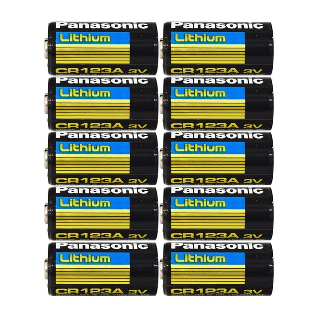 batería panasonic cr123a de litio, 3 v, 1,55 ah (paquete de 10) — diez pilas CR123A en matriz, cilindros negros con 'Panasonic' en blanco, banda azul 'Lithium' y franjas amarillas; tamaño 17 mm x 34.5 mm, baterías de litio no recargables para cámaras y dispositivos fotográficos; también suelen usarse como repuestos en kits de equipo.