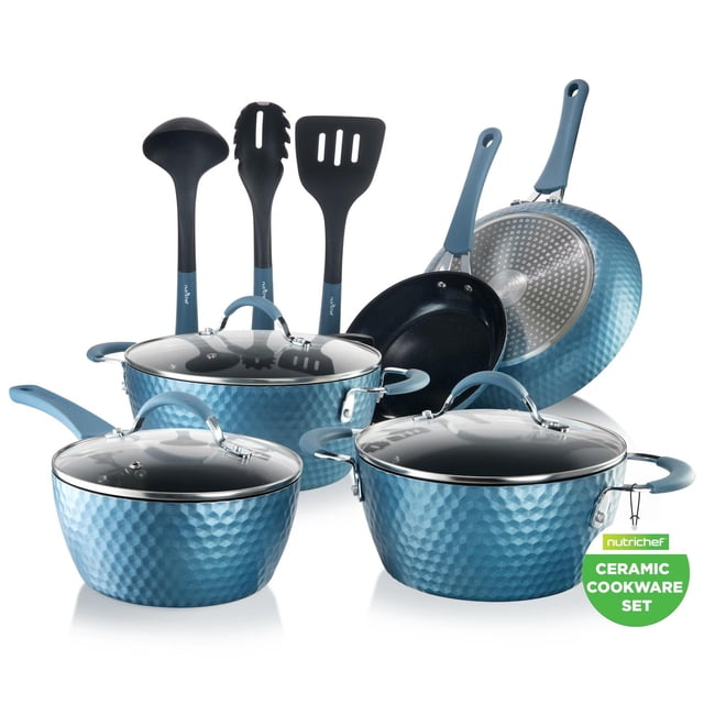 nutrichef nonstick cookware excilon, home kitchen ware pots pan set with saucepan, frying pans, cook 11-piece set en Azul Real: vista frontal de cocina con cacerola de 7 qt con tapa, dutch oven de 3.6 qt con tapa, dos ollas de 1 qt con tapas, sartén grande 11" y sartén pequeña 8" mostrando interior antiadherente, exterior cerámico azul con patrón diamante, tapas de vidrio templado con ventilación y asas ergonómicas con recubrimiento de silicón; incluye cucharón, tenedor para pasta y espátula; apto para gas, eléctrico, cerámica e inducción y a menudo usado también para guardar utensilios pequeños en la alacena.