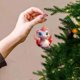 thumbnail image 5 of Colgante para bebé Árbol de Navidad Colgante bonito para coche Colgante para bolso Llavero Decoración Colgante acrílico plano 2D con forma de árbol de Navidad, 5 of 8