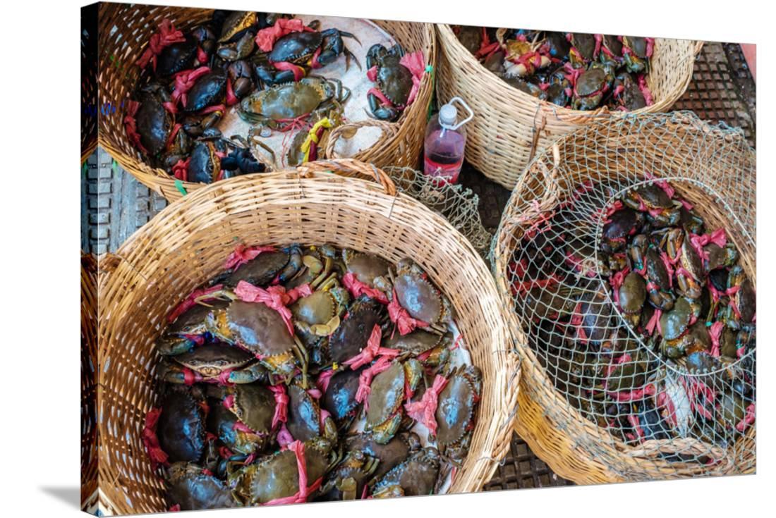 Baskets of live crabs for sale at Central Market (Psah Thom Thmey