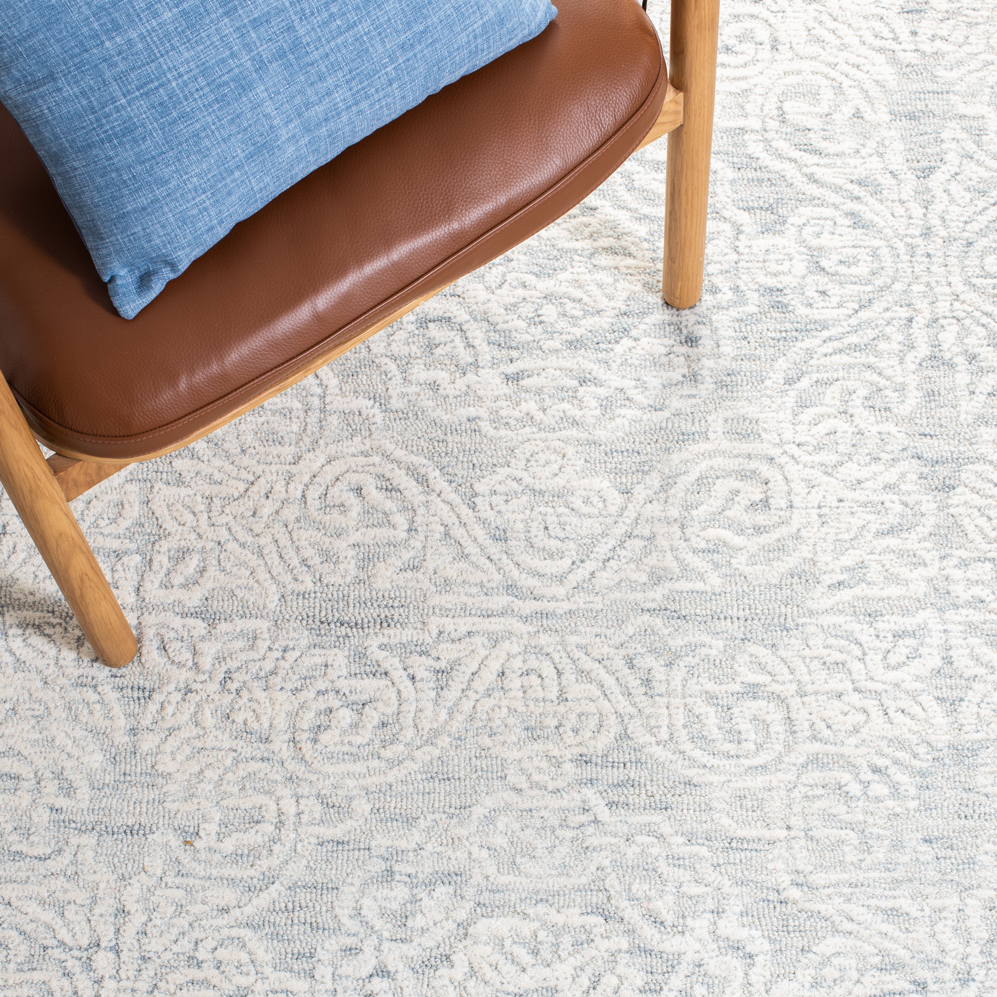 Safavieh Metro Elmer Medallion Area Rug, Light Gray/Ivory, 6' x 6' Round