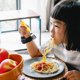 thumbnail image 3 of Juego de tenedor y cuchara de acero inoxidable con diseño de figura linda, estuche de viaje portátil que promueve la independencia para utensilios de entrenamiento de autoalimentación para niños, 3 of 5