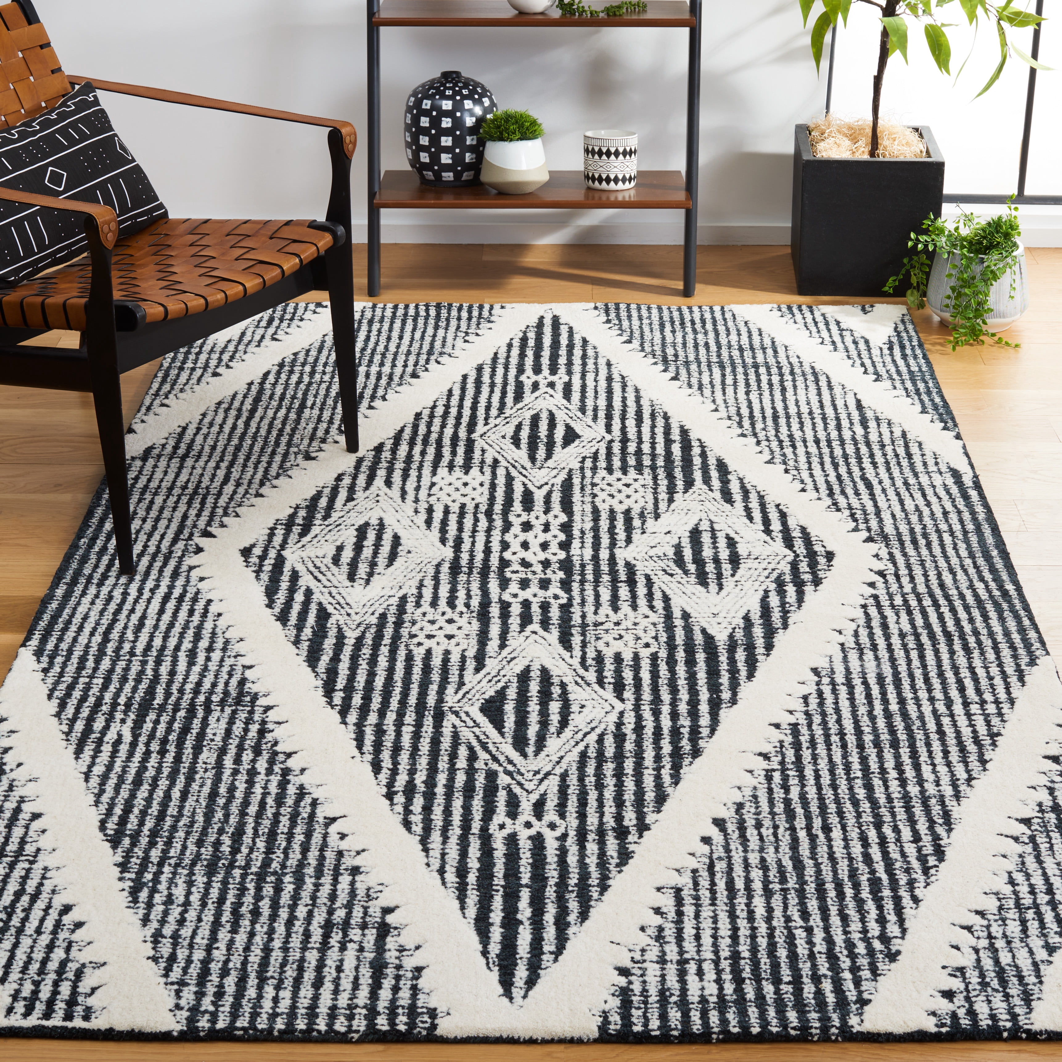 SAFAVIEH Metro Kelsey Diamond Area Rug, Black/Ivory, 4' x 6'
