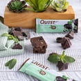 thumbnail image 4 of Quest Nutrition Barras de proteína con trozos de chocolate y menta, 20 g de proteína, 1 g de azúcar, 4 g de carbohidratos netos, sin gluten, aptas para ceto, 4 unidades, 4 of 5