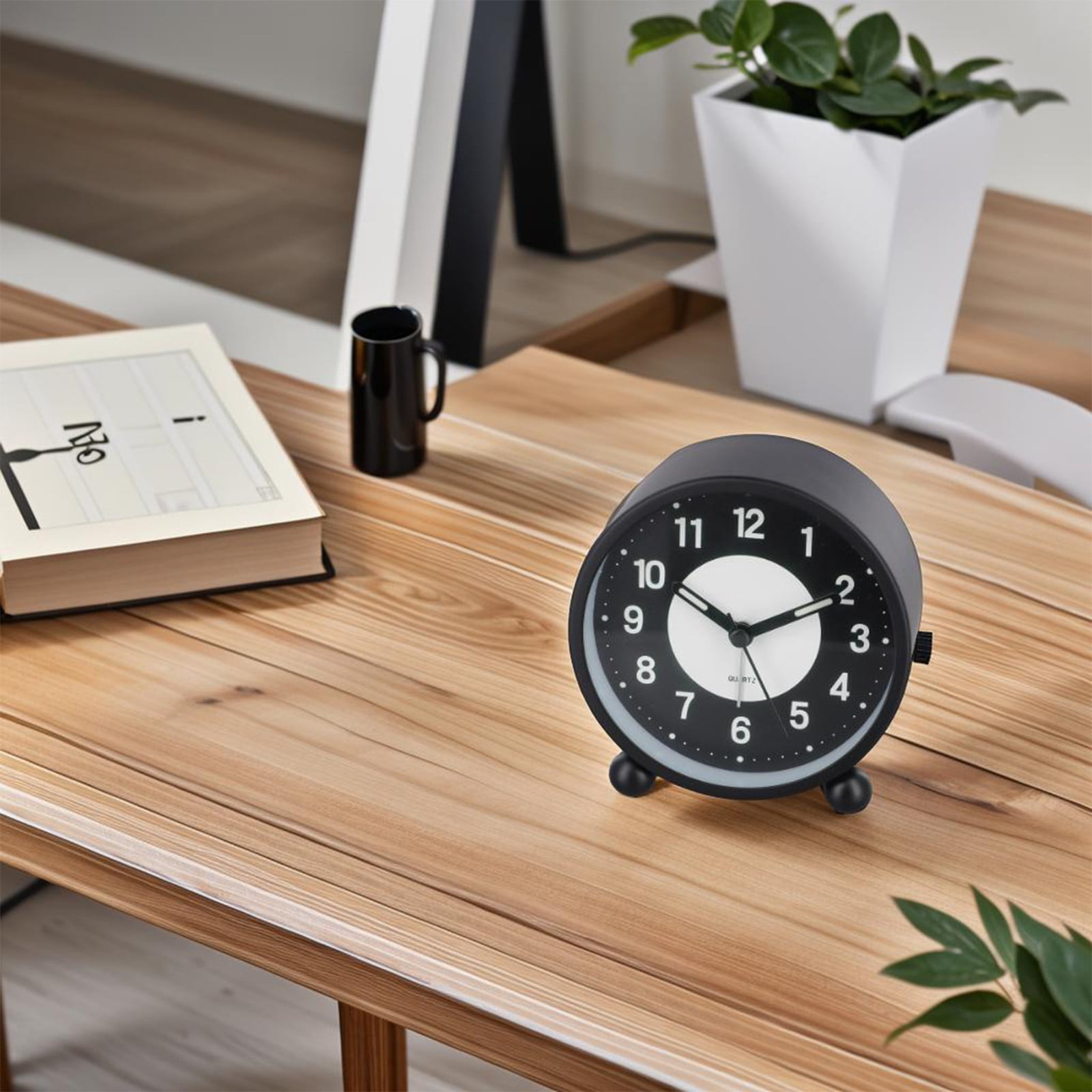 Alarm Clock Luminous 4 "Round Silent Analog Table Clock Non-Ticking, Battery Operated with Loud Alarm and Night Light Small Desk Clock for Bedroom, Bedside Table
