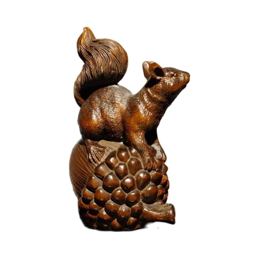 vintage carved wooden squirrel figurine decoration wood statue Boxwood Pinecone sculpture statue desk Study souvenir