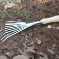 thumbnail image 3 of Rastrillo De Metal Pequeño, Rastrillo Con Mango De Madera, Rastrillo De Hojas, Rastrillo De Césped Para Jardín, Rastrillo De Jardín, Rastrillo De Mano, Pequeño, 3 of 4