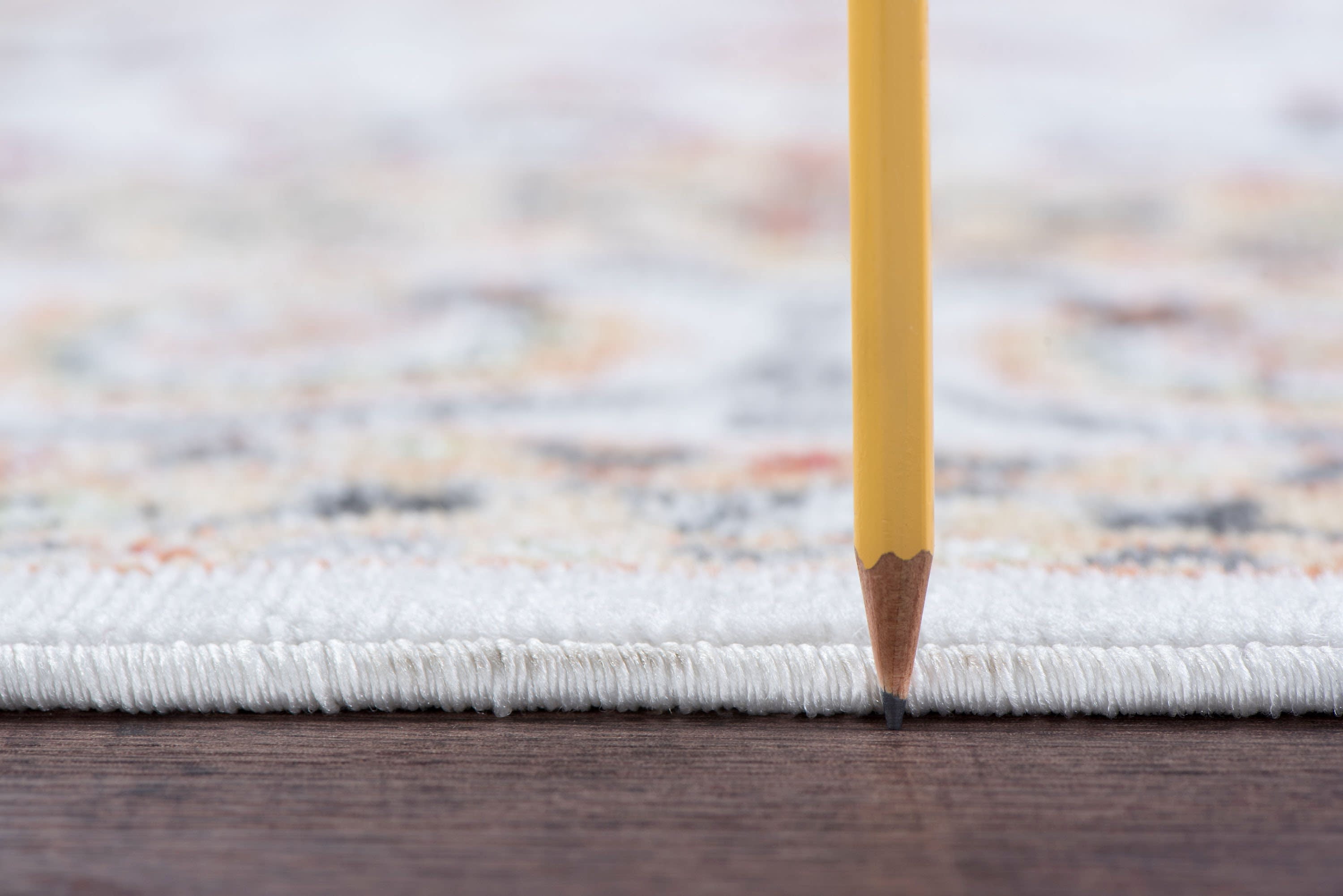 Traditional 2x3 Area Rug (2' x 3') Oriental Beige, Cream Indoor Scatter Easy to Clean