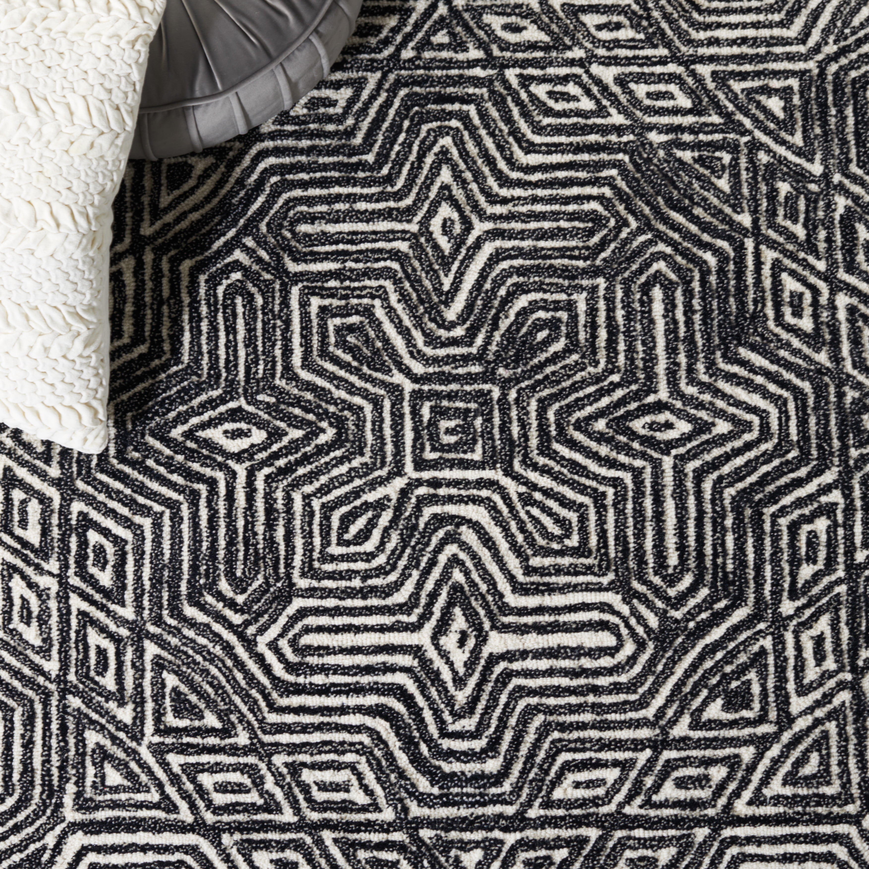 SAFAVIEH Micro-Loop Marvyn Medallion Area Rug, Ivory/Black, 5' x 5' Round