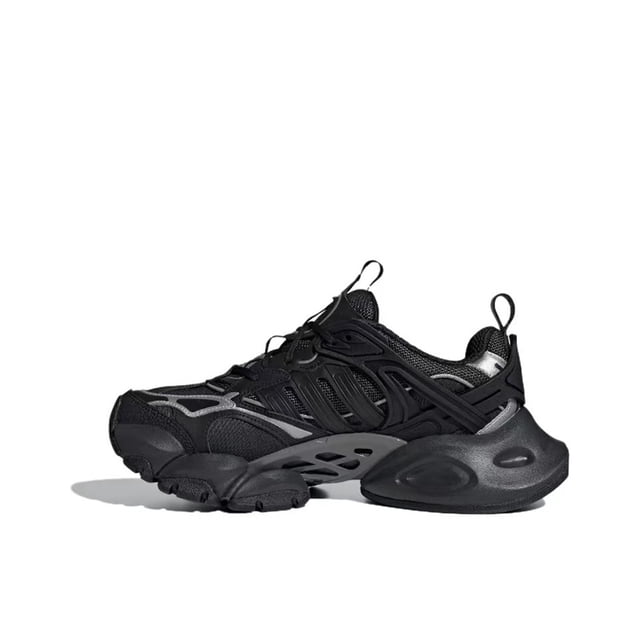 zapatillas de deporte unisex xlg runner deluxe negras con punta redonda, deportivas de corte bajo, informales, para correr — vista lateral derecha; modelo negro de malla transpirable con cordones, refuerzos sintéticos y tirador en talón; suela exterior de EVA voluminosa con amortiguación de respuesta y plantilla EVA, ajuste medio (B) recomendado para maratón y uso en césped al aire libre; también aptas como calzado casual para caminatas.