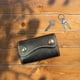 thumbnail image 1 of Cartera para llaves, funda para llaves, universal, prémium, multifunción, de cuero PU, decorativa, portátil, organizador de llaveros, funda para llave Negro, 1 of 8