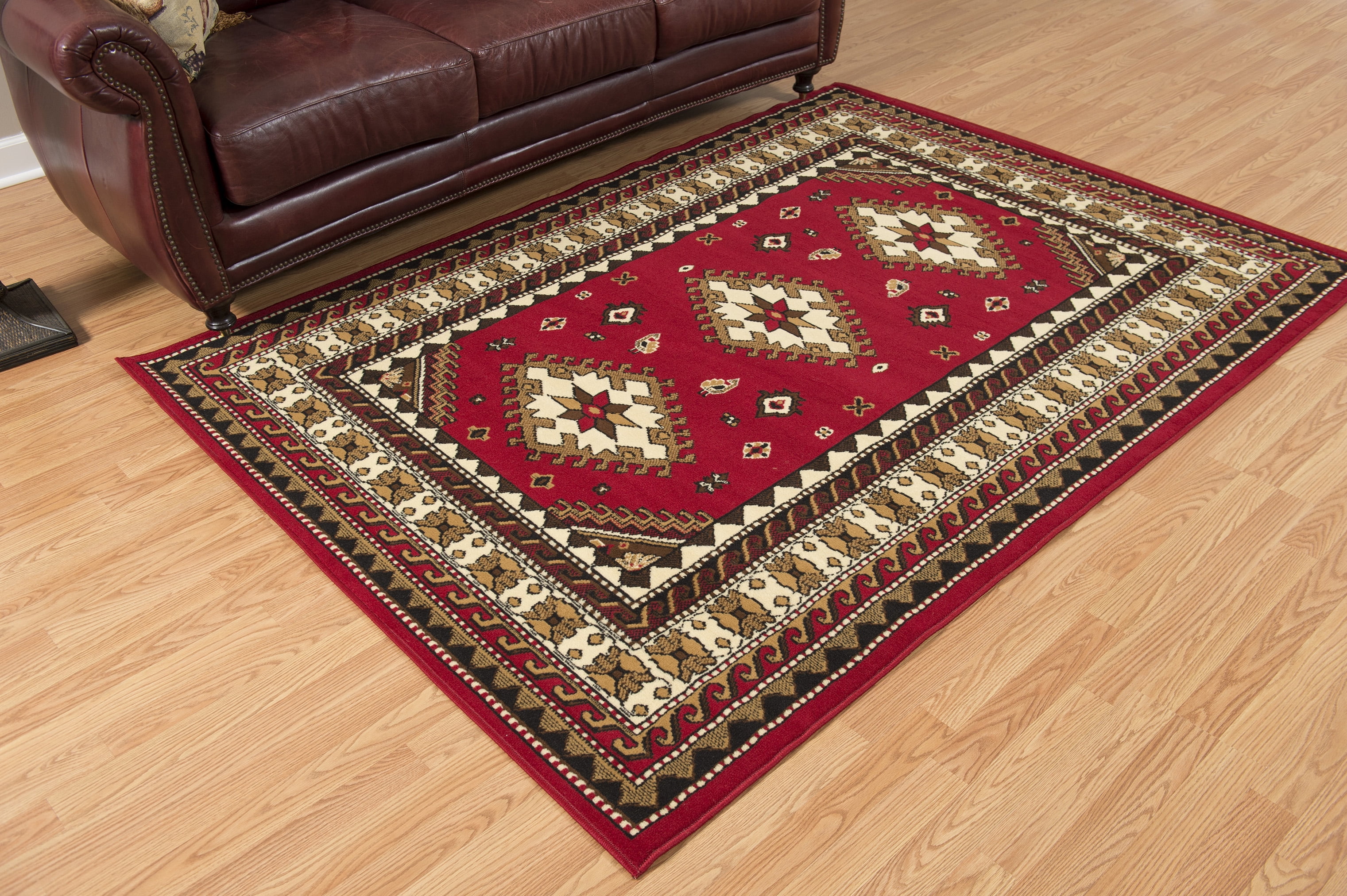 Suri Traditional 2'3 x 3'3 Accent Rug in Red 