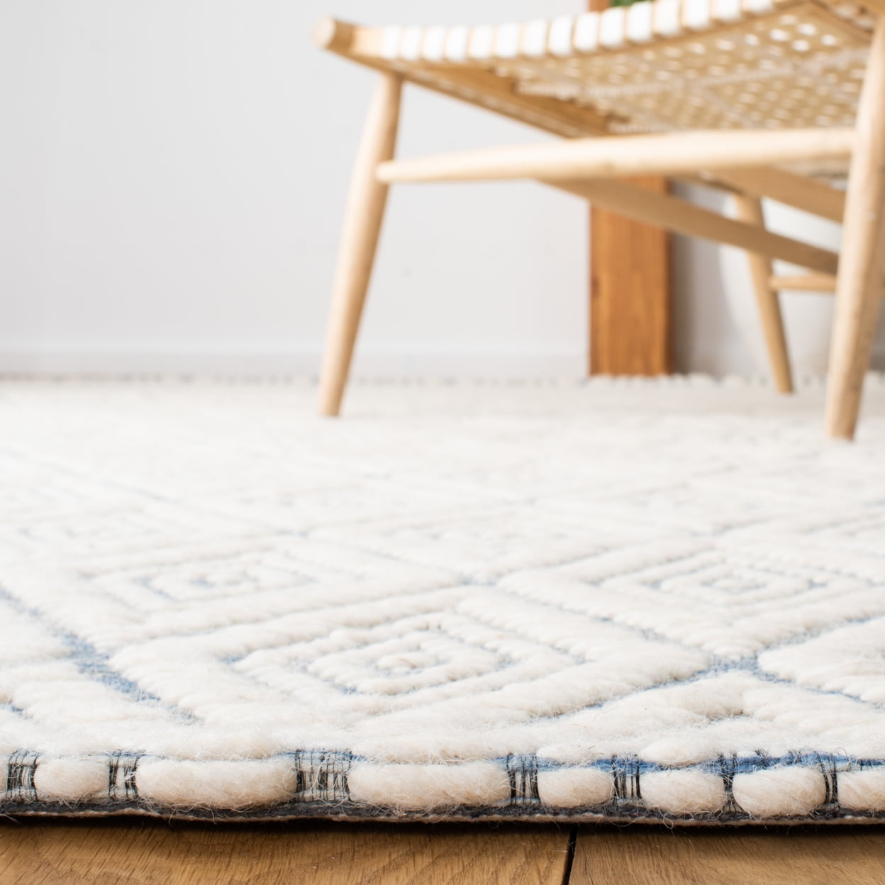 SAFAVIEH Marbella Winston Diamond Area Rug, Blue/Ivory, 6' x 6' Round