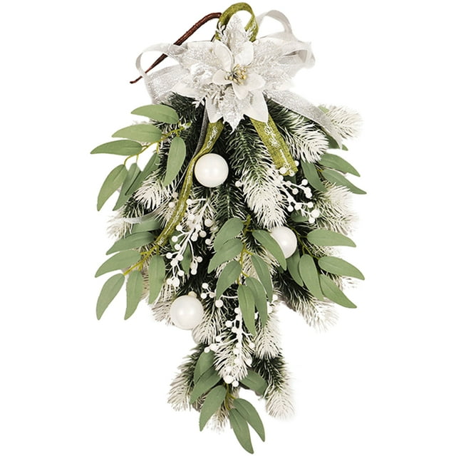 corona navideña adorno navideño adornado por corona colgante decoración de navidad Colgante para puerta con follaje verde y ramas de pino con efecto nevado, lazo plateado y flor blanca decorativa en la parte superior, tres esferas blancas y ramas con bayas artificiales; material PE, tamaño aproximado 50x30x8 cm, ideal para decoración navideña en entradas o interiores.