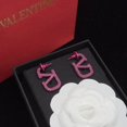 thumbnail image 3 of Valentino Clásico Rosa Letra V Pendientes Grande Mediano Pequeño, 3 of 4