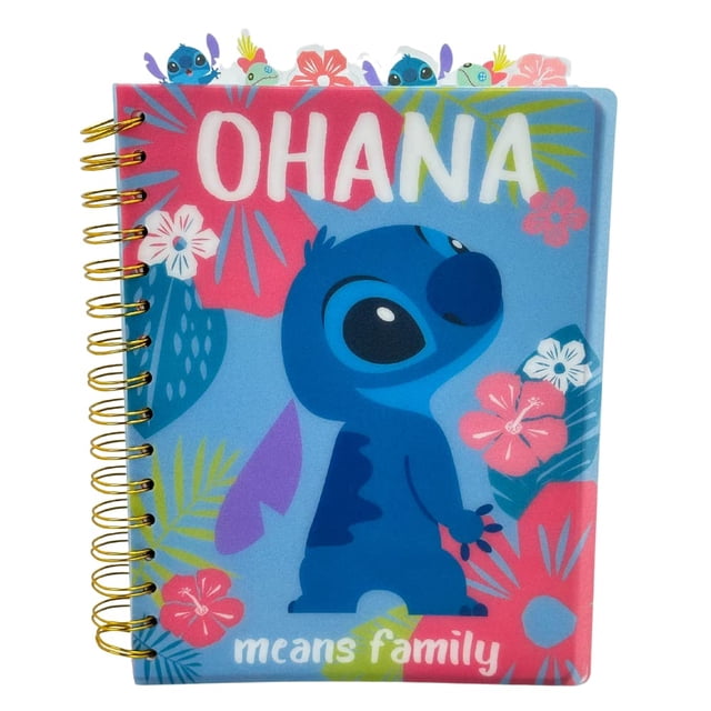 cuaderno con diseños innovadores disney stitch tab journal ohana Multicolor — vista frontal, libreta espiral 8 x 7 pulgadas con cubierta de vinilo azul que muestra a Stitch en el centro, texto "OHANA" arriba y "means family" abajo, motivos florales rosa y verde, espiral dorada a la izquierda y 6 separadores de pestaña ilustrados visibles en la parte superior; 144 páginas rayadas y divisores ilustrados, ideal para diario de viaje o escritura.