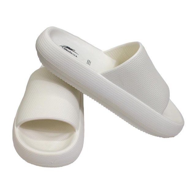 sandalia atletica t 26 beige slide talla 26 color beige con pala y suela de una sola pieza texturizada, vista frontal y lateral con una unidad sobre la otra; plantilla con logo Atletica legible, diseño casual para uso diario y adecuada como sandalia de descanso en interiores.