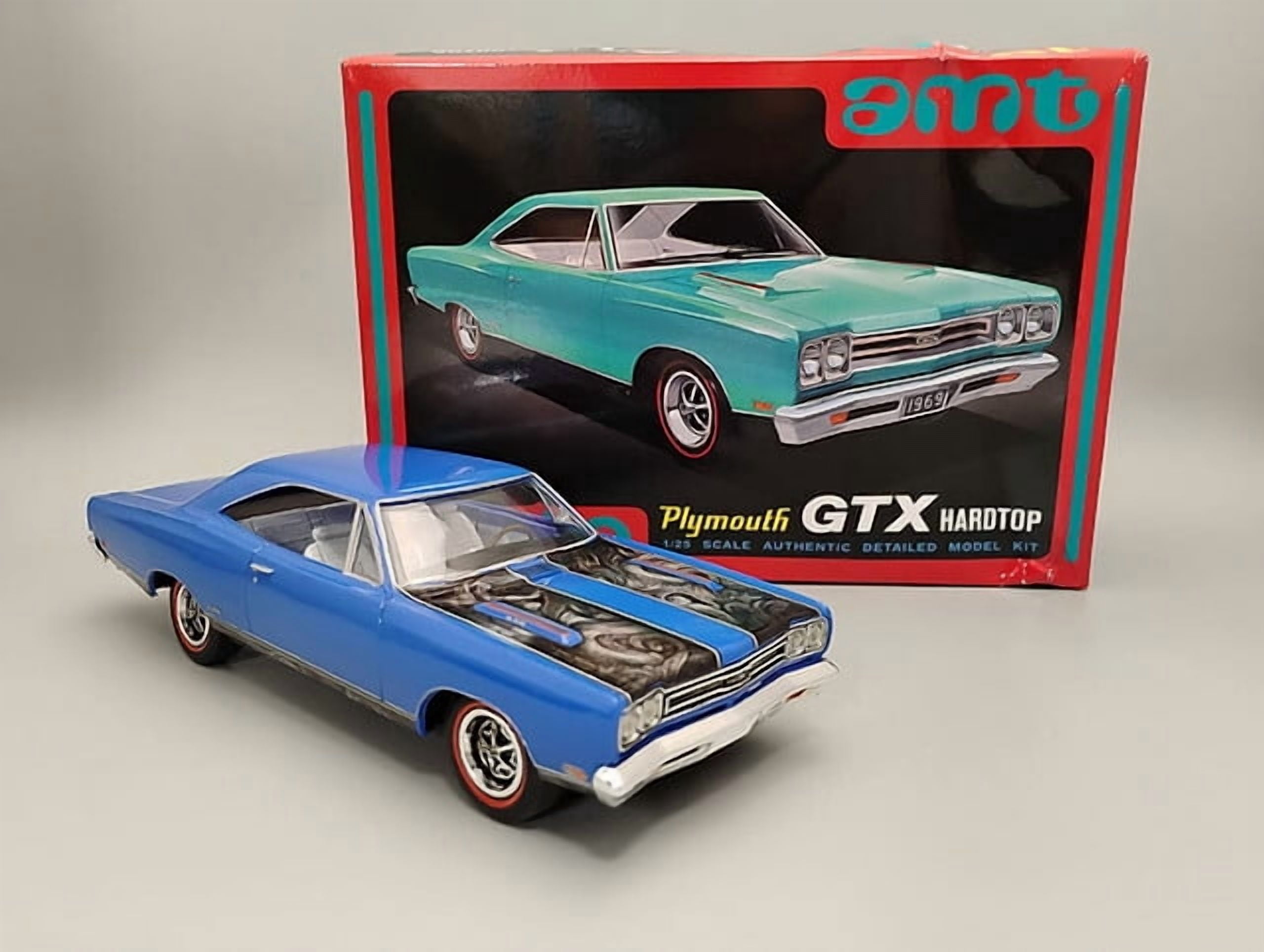 AMT 1969 Plymouth GTX Hardtop 1/25 Scale Model Kit
