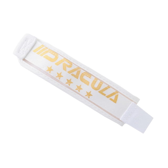 convertidor de guantes de boxeo con cordones, correa ajustable blanca de tela 52 cm x 3.5 cm con estampado dorado "DRACULA" y cinco estrellas, vista 3/4 con cierre tipo velcro, diseñada para fijar la muñeca, facilitar el atado de guantes y mejorar su sujección en box, kickboxing y MMA.