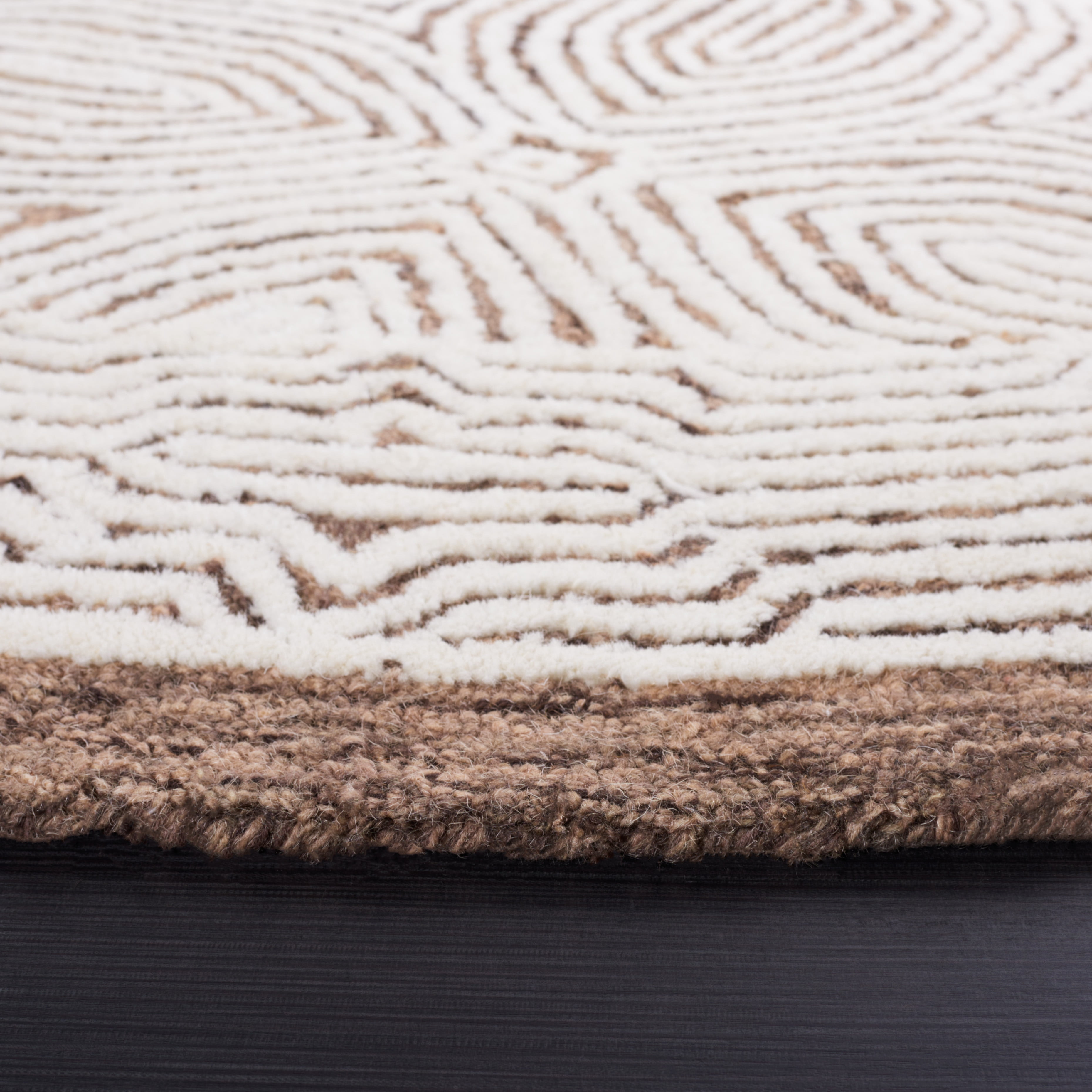 SAFAVIEH Abstract Elisaveta Geometric Area Rug, Beige/Ivory, 6' x 6' Round