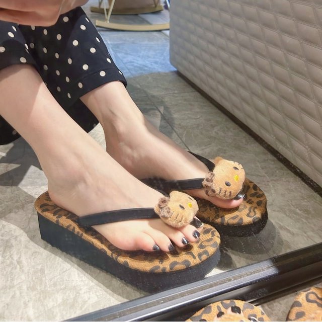 Venta caliente de nuevas gafas de sol con forma de corazón y fondo grueso de Hello Kitty de Sanrio para mujeres, prendas de vestir exteriores de verano, chanclas, regalos de vacaciones