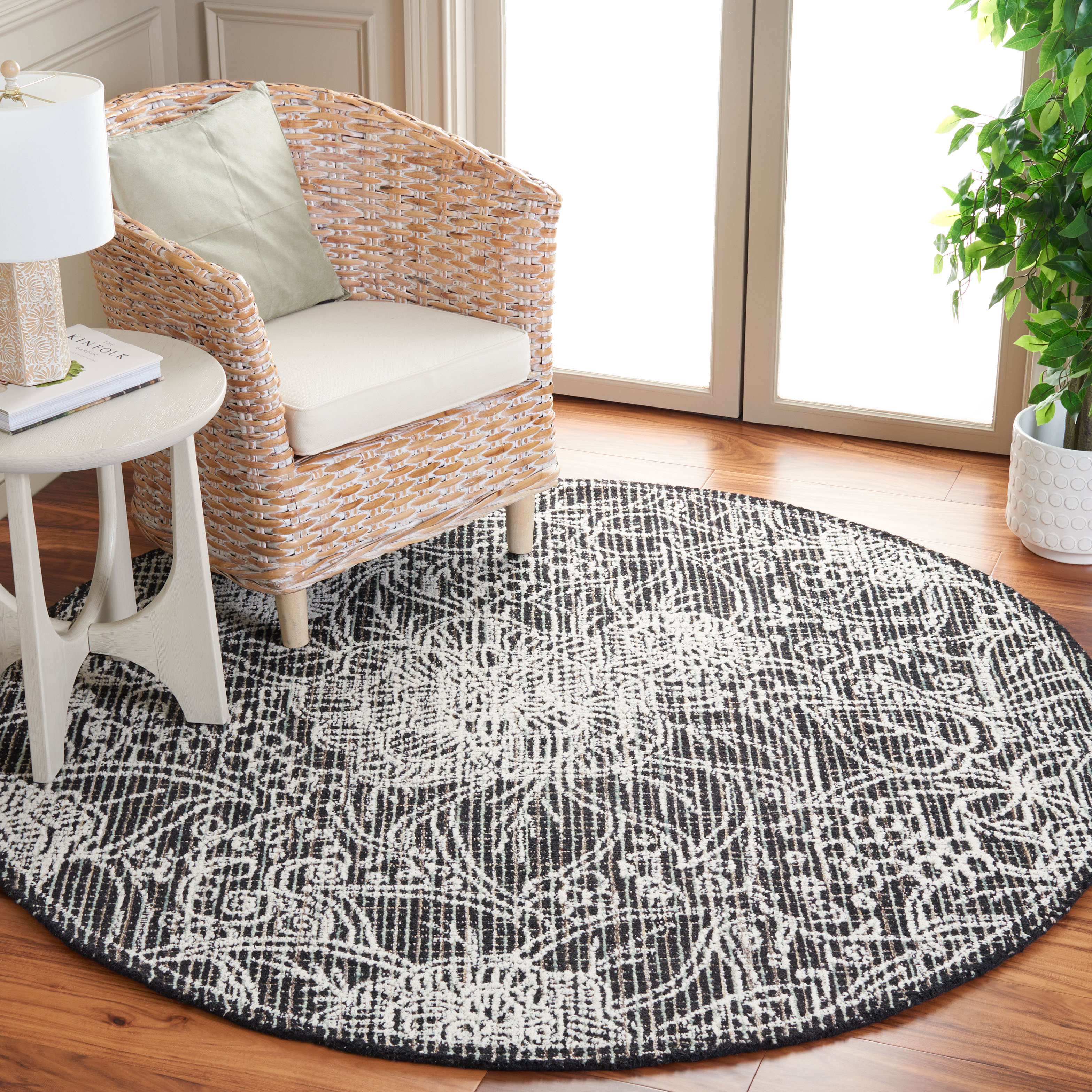 SAFAVIEH Ebony Adair Floral Area Rug, Black/Ivory, 6' x 6' Round