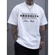 thumbnail image 1 of Camiseta gráfica Brooklyn New York para hombre: corte regular, suave e informal con estampado llamativo en blanco y negro. Cuello redondo lavable a máquina. Moda urbana. Cuello redondo. Cómoda., 1 of 5