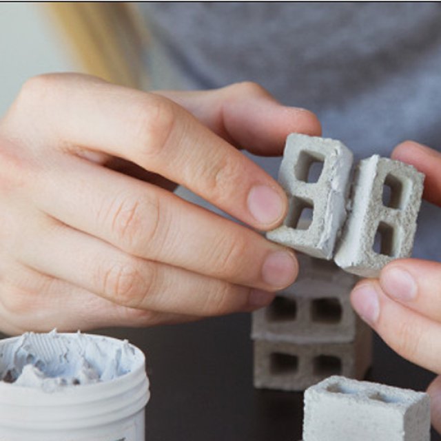 TIMIFIS Jouets Nouveaux 56 Pcs Mini Briques de Ciment Cendré Construisez Votre Propre Petit Mur Mini Briques Rouges Jouets de Sport et de Plein Air Été