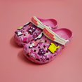 thumbnail image 1 of Zapatos de dibujos animados Sanrio Kuromi My Melody con agujeros para niños, zapatillas Kawaii antideslizantes, zapatos de playa Baotou de suela suave, regalos de cumpleaños para niños, 1 of 4