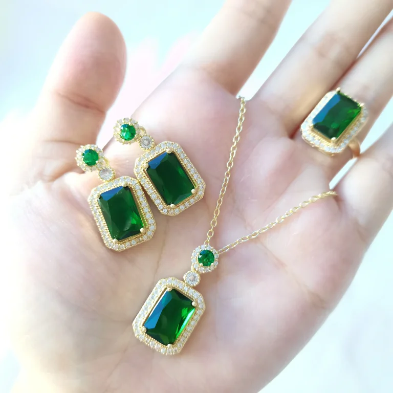 bottle green dress jewelry combination What color jewelry goes with green dress? our tips