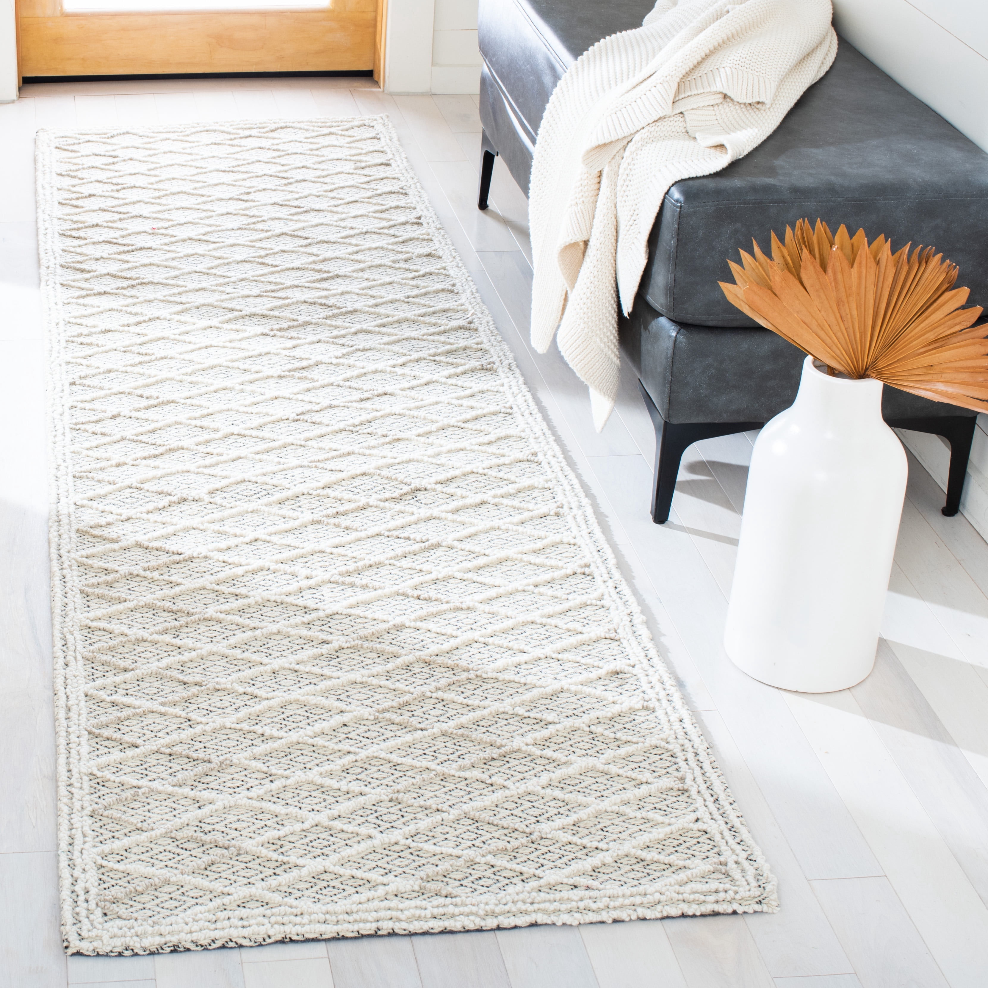 SAFAVIEH Trace Giselle Geometric Runner Rug, Ivory/Black, 2'3" x 8'