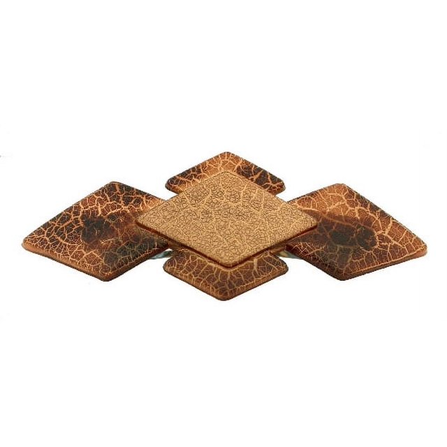 CARAVAN® CON ASPECTO DE COCODRILO Y PINTURA DORADA DECORA ESTE PASADOR DE DIAMANTES
