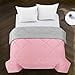 thumbnail image 3 of Pop Shop Tommy Toutes Saisons Alternative au Lavage Facile Réversible Basique Microfibre Ultra Douce Uni Simple Texturé Couette Couverture, Simple, Rose et Gris, 3 of 4