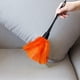 thumbnail image 3 of Plumeros de plumas de pavo para limpiar persianas del hogar, cocina, coche, oficina, respetuoso con el medio ambiente, reutilizable (2 piezas naranja), 3 of 5