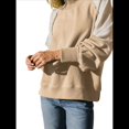 thumbnail image 2 of Suéter Informal de Larga con Cuello Alto y Mangas Farol en Contraste para Mujer. Albaricoque Caqui L, 2 of 9