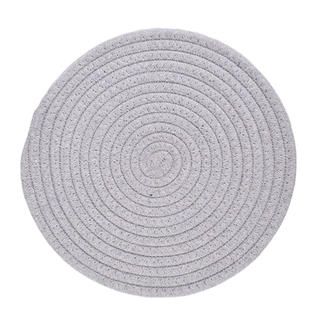 mantel individual genérico de 18 cm para ollas calientes de cocina, decoración de mesa, color gris claro — vista cenital centrada de un mantel redondo de 18 cm de cuerda de algodón tejido en espiral con textura trenzada y acabado gris claro; superficie aislante para platos y ollas calientes, también adecuado como posavasos o tapete decorativo.