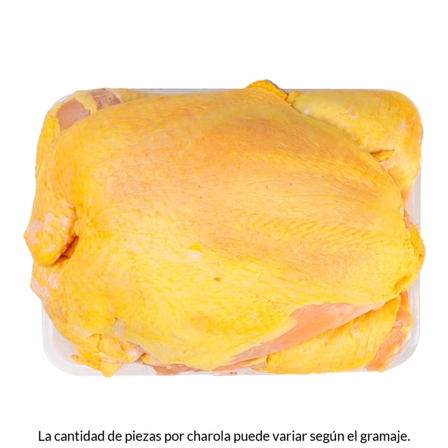 pollo entero cortado en piezas por kg peso aprox por charola 1.7 kg pollo entero cortado en piezas sobre charola blanca, vista cenital que muestra la piel amarilla y la silueta completa con pechuga y muslos visibles; producto fresco, peso aproximado por charola 1.7 kg; también adecuado para asados, guisos o para deshebrar en caldos.
